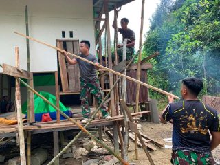 Wujudkan Hunian Layak di Dusun Pala Pintas, Satgas TMMD Regtas Ke-129 Kodim 1206/Putussibau Kerjakan RTLH Sasaran Ke-III