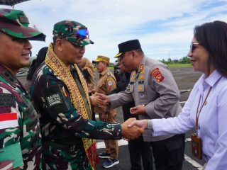Kasdam XII/Tpr Sambut Kunjungan Kerja Pangkogabwilhan 1 di Kapuas Hulu