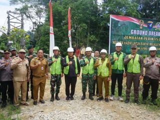 NEGARA HADIR UNTUK RAKYAT", Dandim 1206/Psb Bersama Forkopimda Melaksanakan Prosesi Ground Breaking Jembatan Perintis Garuda di Desa Sebintang