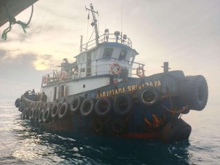 Bangkai Tongkang Tenggelam di Karimata Belum Dievakuasi, Muncul Dugaan Penjualan 500 Ban Bernilai Miliaran Rupiah