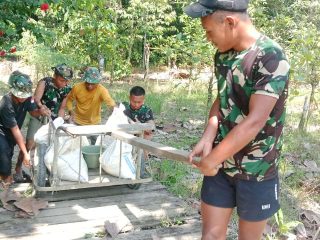 Personel Satgas TMMD ke 129. Dorong Gerobak Angkut Material Demi Impian Warga