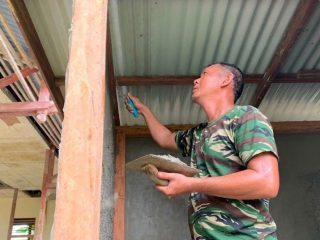 Memasuki Tahapan Pemlesteran MCK Sasaran Kedua Pada TMMD Regtas Ke-129 Kodim 1206/Psb di Posyandu Nirwana Belatung