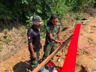 Percantik Infrastruktur Desa, Prajurit TMMD Regtas Ke-129 Kodim 1206/Putussibau Lakukan Pengecatan Jembatan Kerato