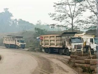 Aksi Pemortalan Jalan Hauling di Barito Selatan, Puluhan Truk Batu Bara Tertahan